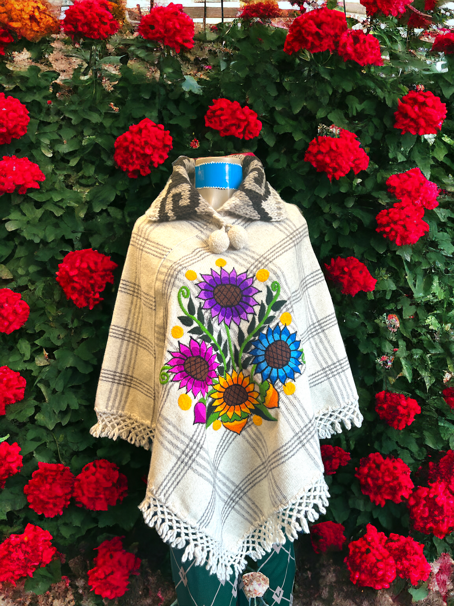 Capa con cuello Bordado